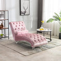 Chaise longue in velluto con design a "S", schienale capitonné, borchie e gambe in acrilico
