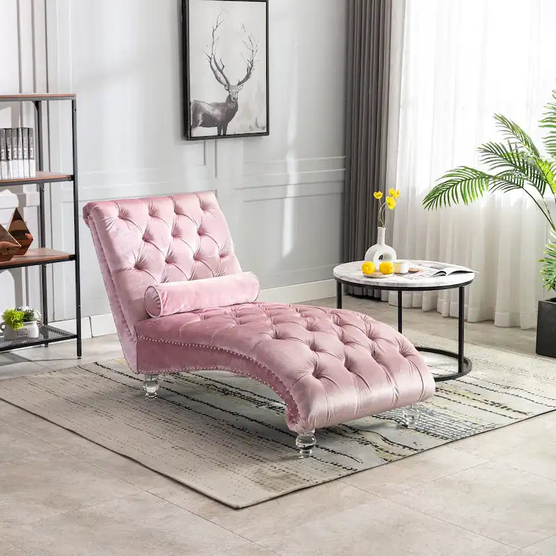 Chaise longue in velluto con design a "S", schienale capitonné, borchie e gambe in acrilico