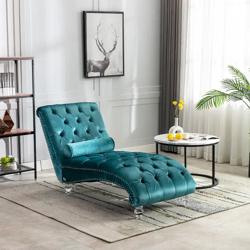Chaise longue in velluto con design a "S", schienale capitonné, borchie e gambe in acrilico