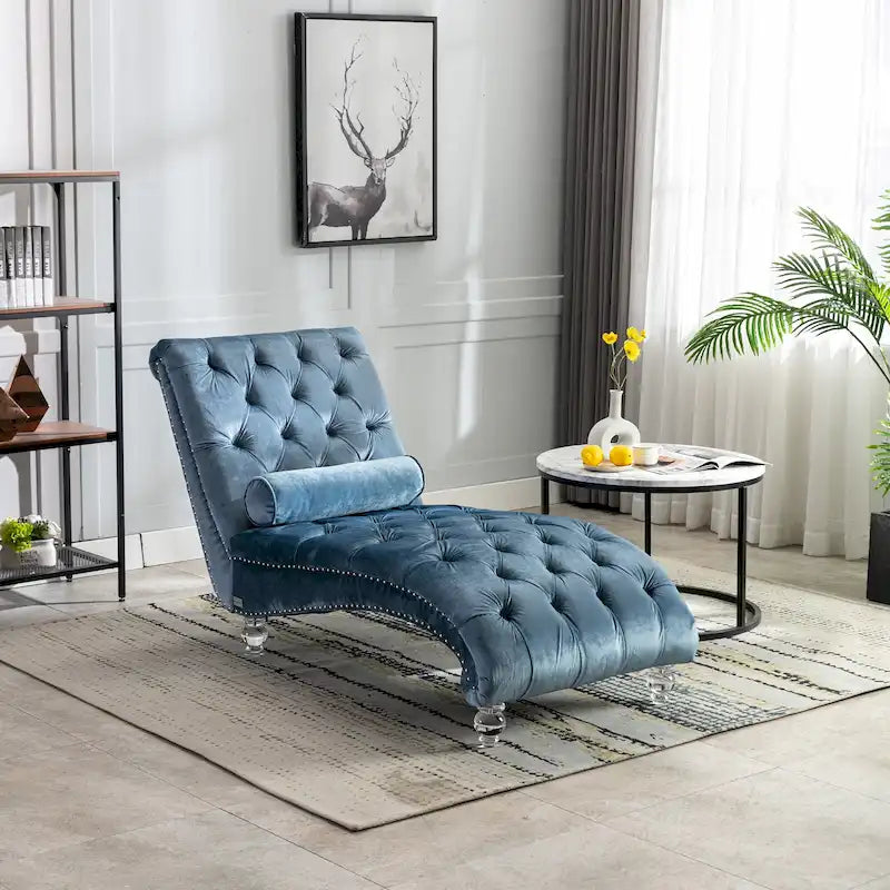 Chaise longue in velluto con design a "S", schienale capitonné, borchie e gambe in acrilico