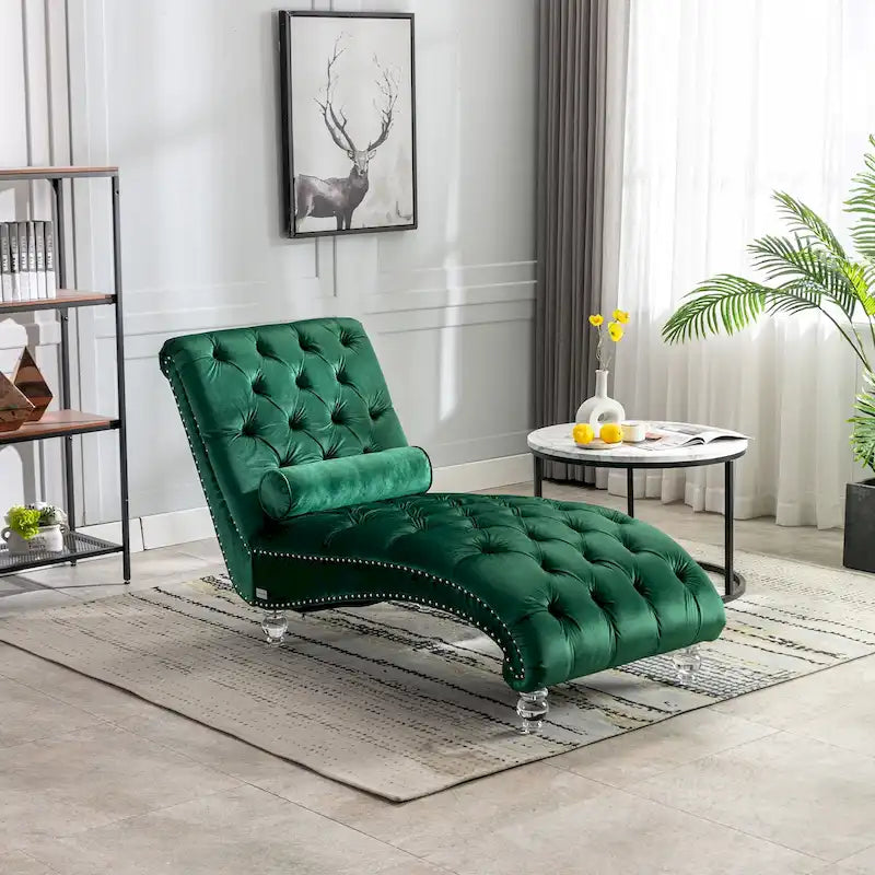 Chaise longue in velluto con design a "S", schienale capitonné, borchie e gambe in acrilico