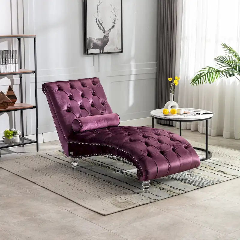 Chaise longue in velluto con design a "S", schienale capitonné, borchie e gambe in acrilico