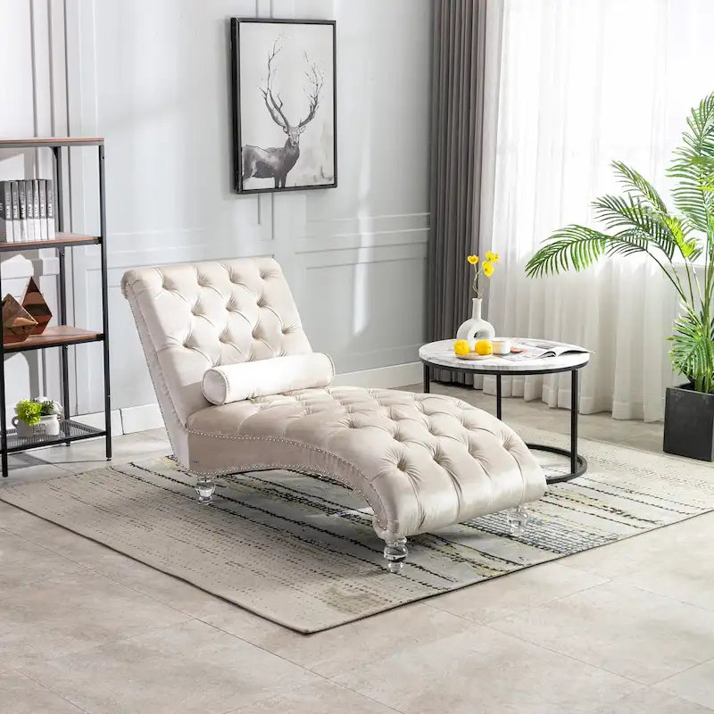 Chaise longue in velluto con design a "S", schienale capitonné, borchie e gambe in acrilico