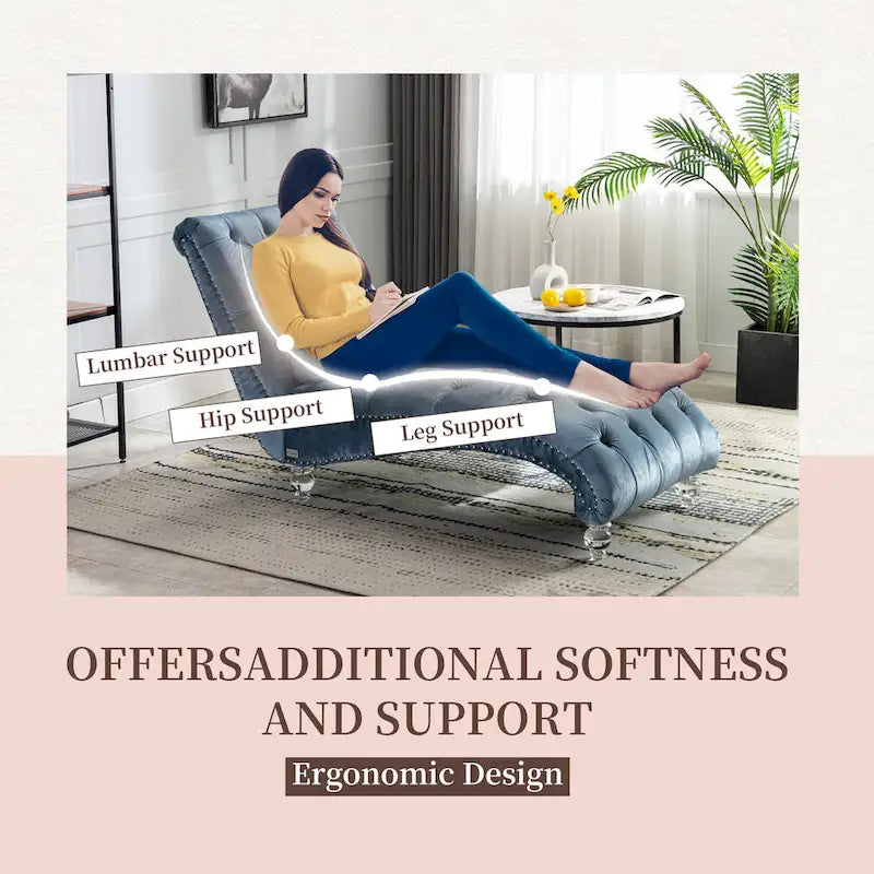 Chaise longue in velluto con design a "S", schienale capitonné, borchie e gambe in acrilico