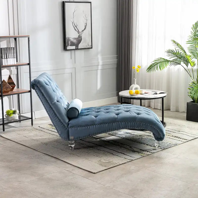 Chaise longue in velluto con design a "S", schienale capitonné, borchie e gambe in acrilico