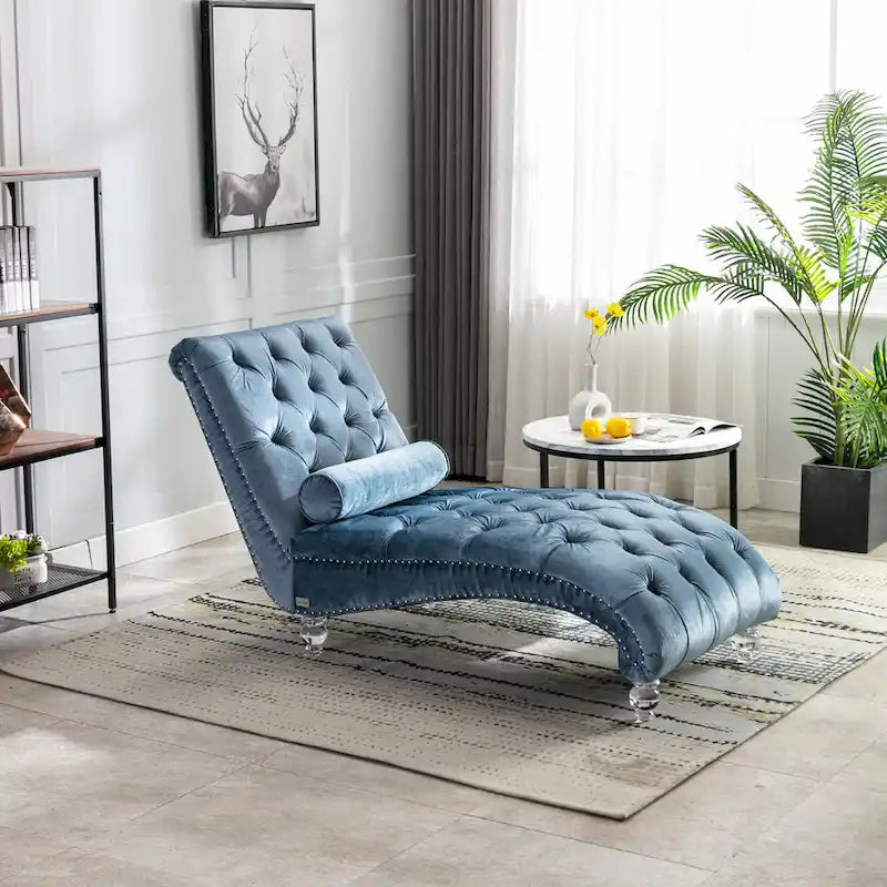 Chaise longue in velluto con design a "S", schienale capitonné, borchie e gambe in acrilico