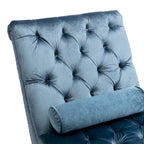Chaise longue in velluto con design a "S", schienale capitonné, borchie e gambe in acrilico