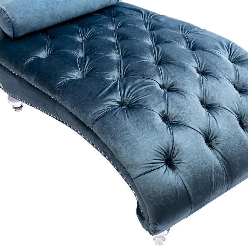 Chaise longue in velluto con design a "S", schienale capitonné, borchie e gambe in acrilico