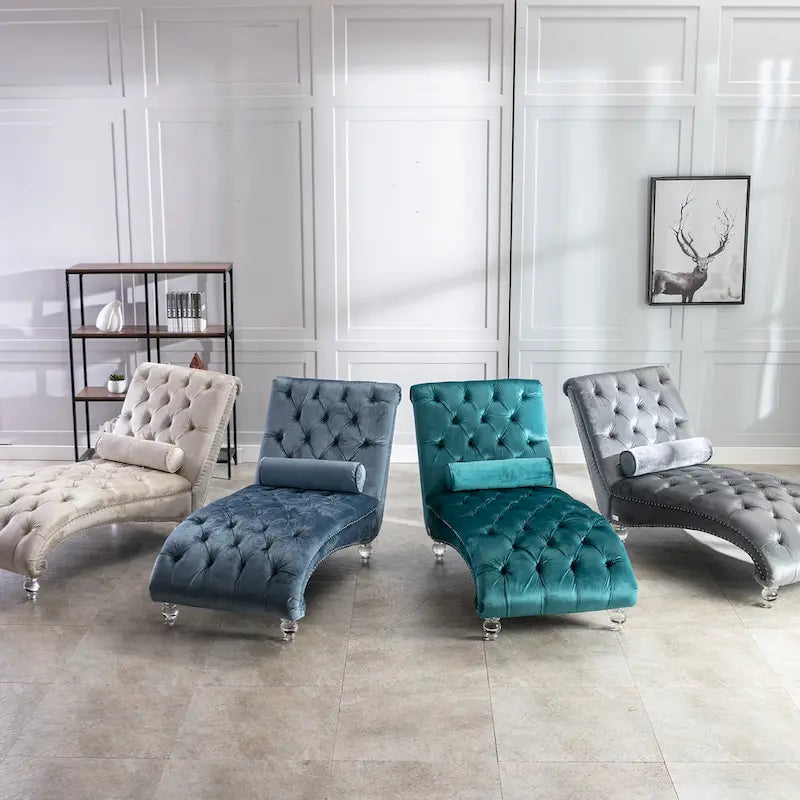 Chaise longue in velluto con design a "S", schienale capitonné, borchie e gambe in acrilico