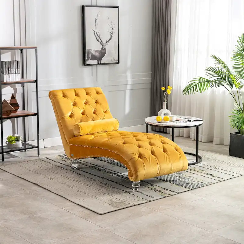 Chaise longue in velluto con design a "S", schienale capitonné, borchie e gambe in acrilico