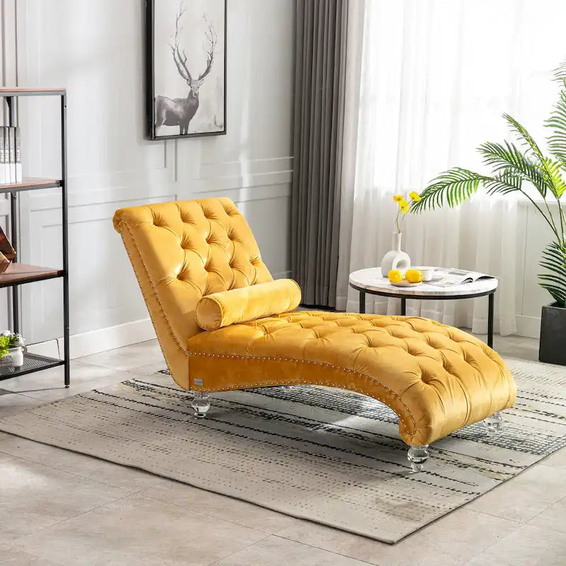 Chaise longue in velluto con design a "S", schienale capitonné, borchie e gambe in acrilico