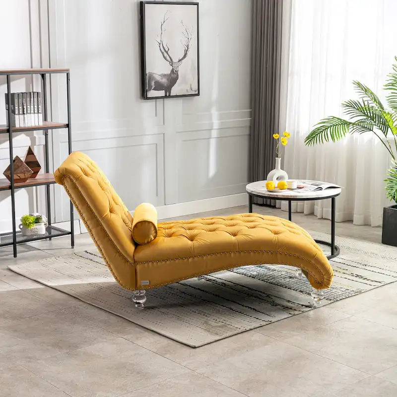 Chaise longue in velluto con design a "S", schienale capitonné, borchie e gambe in acrilico