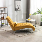 Chaise longue in velluto con design a "S", schienale capitonné, borchie e gambe in acrilico
