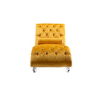 Chaise longue in velluto con design a "S", schienale capitonné, borchie e gambe in acrilico