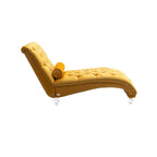 Chaise longue in velluto con design a "S", schienale capitonné, borchie e gambe in acrilico