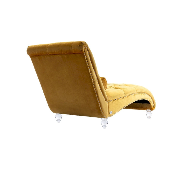 Chaise longue in velluto con design a "S", schienale capitonné, borchie e gambe in acrilico