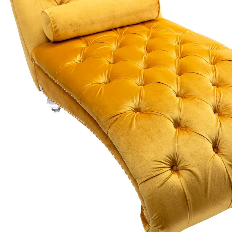 Chaise longue in velluto con design a "S", schienale capitonné, borchie e gambe in acrilico