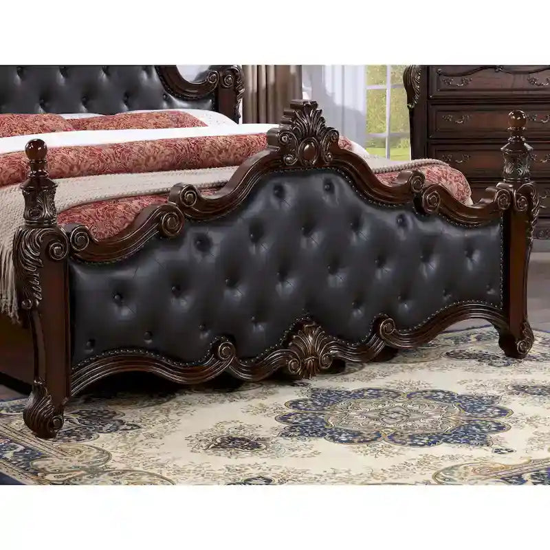 Letto a baldacchino tradizionale a quattro colonne con testiera imbottita a bottoni