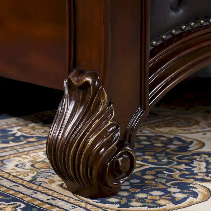 Letto a baldacchino tradizionale a quattro colonne con testiera imbottita a bottoni
