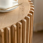 Tavolino rotondo in legno con design a botte